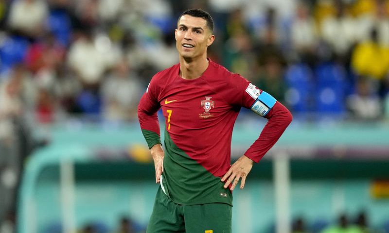 Traduza para o português: Os recordes estabelecidos pelo jogador português Cristiano Ronaldo